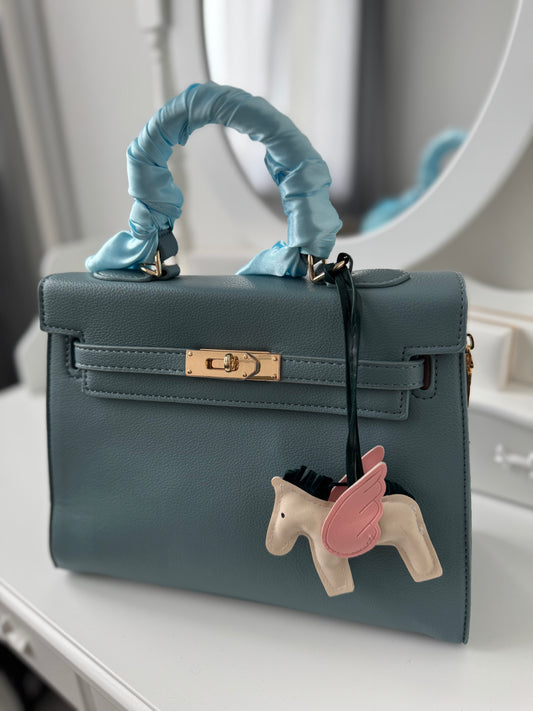 Kellie’ világoskék