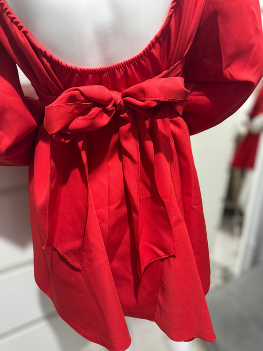 Piros ruha hátul masnival