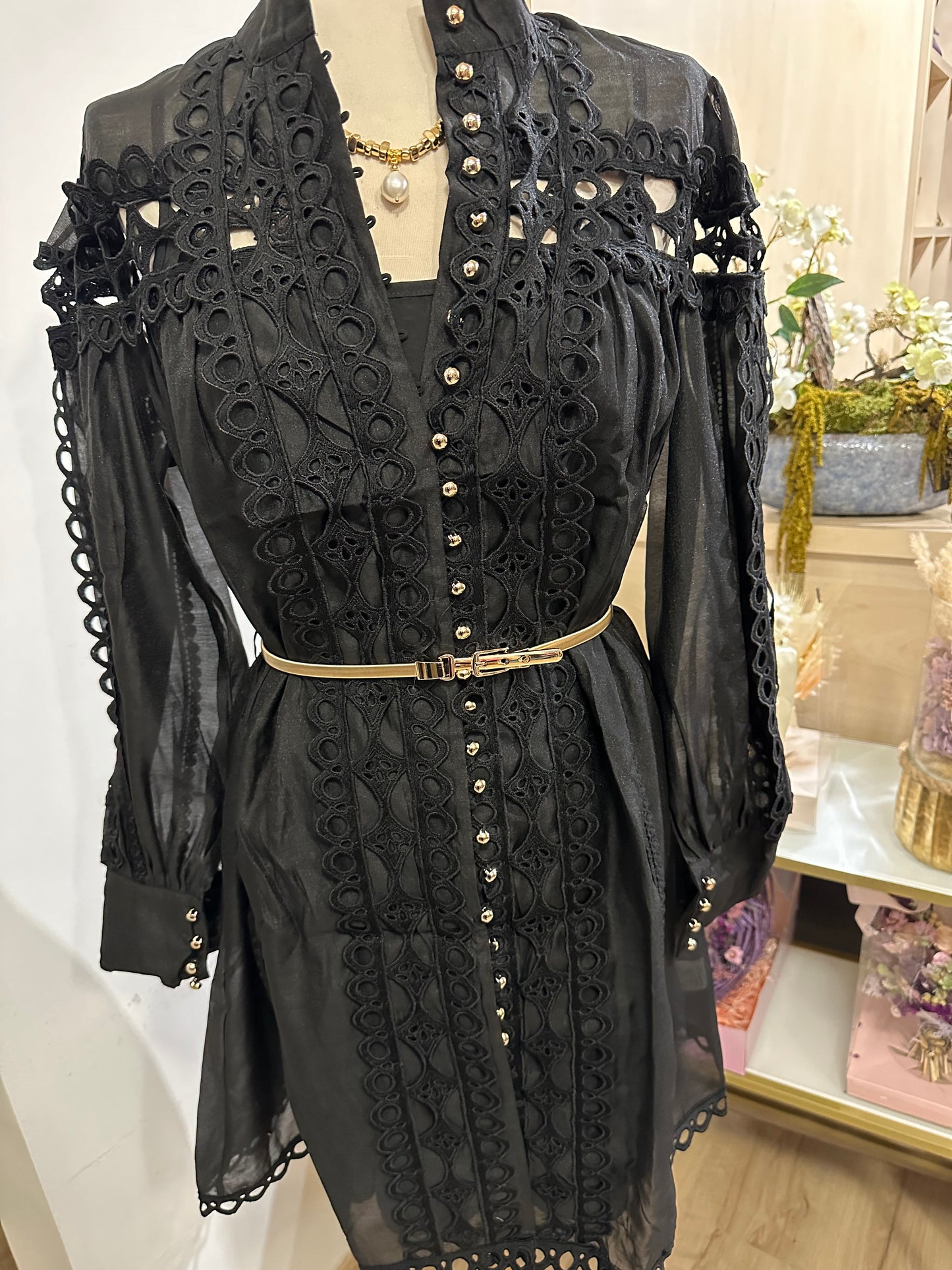 Schwarzes Kleid mit Gürtel