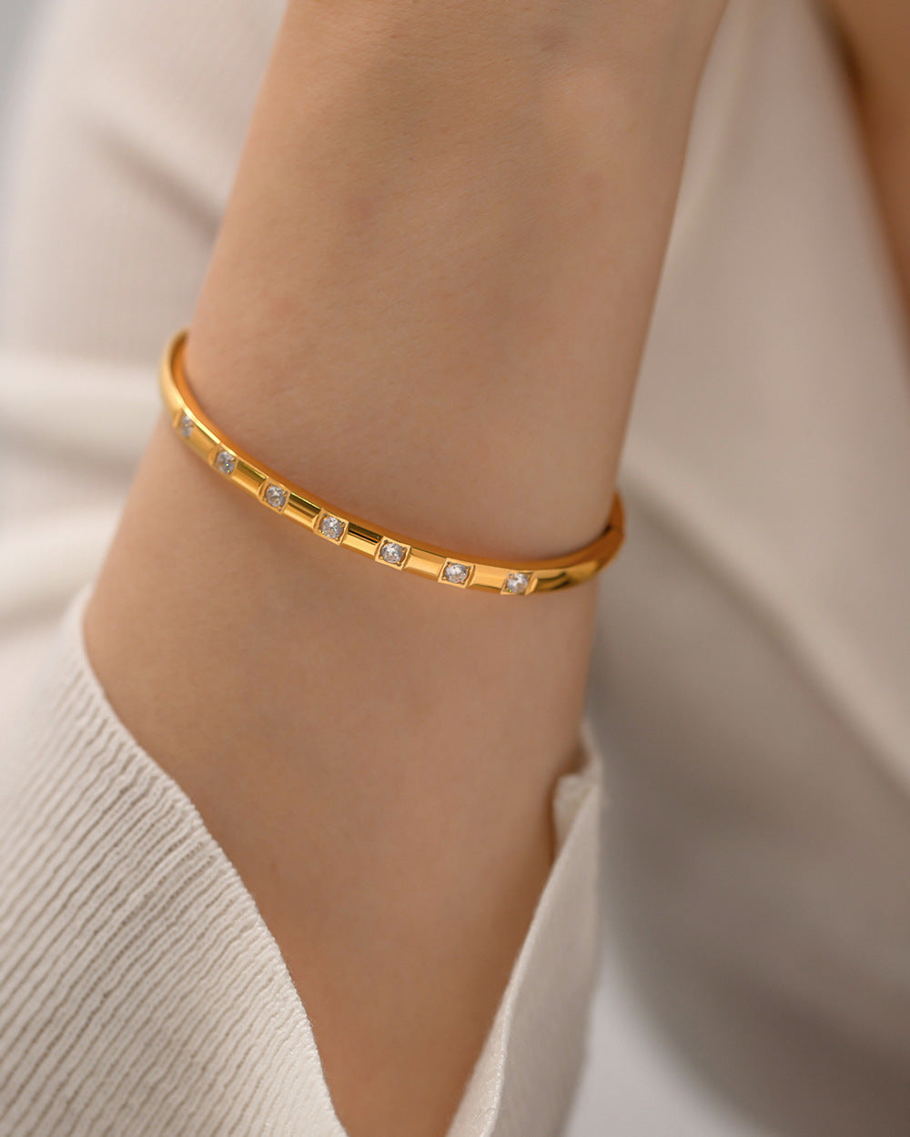 18K Gold Classic Simple Inlaid White Round Zircon Versatile Bracelet