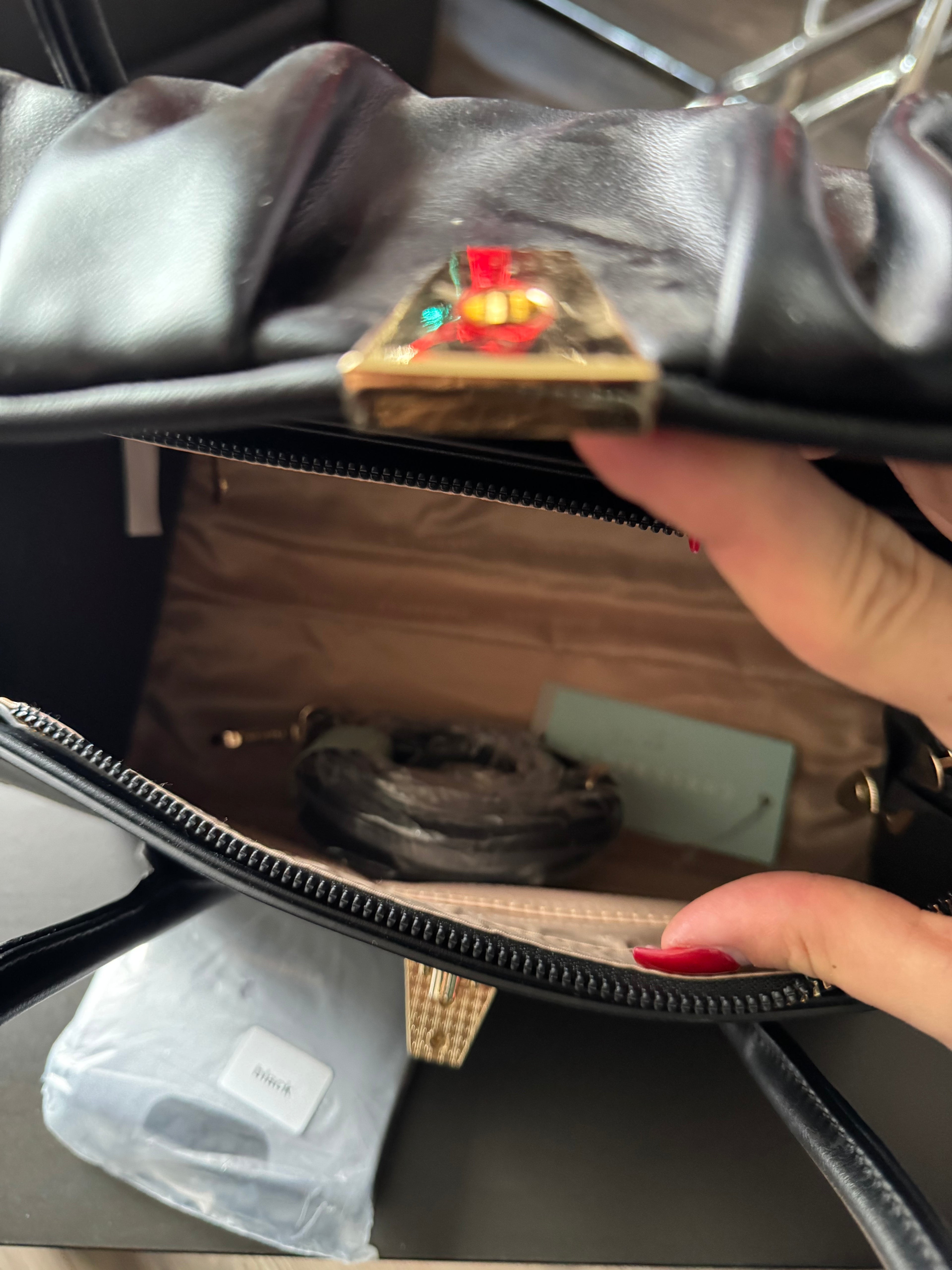 Fekete bőr táska pénztárcával